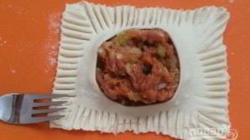 слоеные пирожки с фаршем и овощами