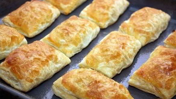 Рецепт Слоеные пирожки с мясом и изюмом