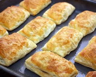 Слоеные пирожки с мясом и изюмом