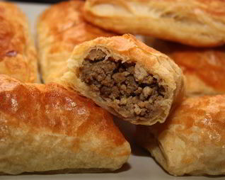 Слоеные пирожки с мясом