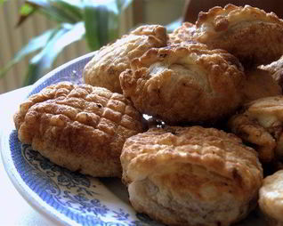 Слоеные пирожки с орехами и фасолью