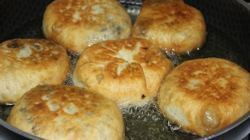 жареные пирожки с баклажанами мясом и грибами