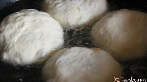 жареные пирожки с капустой