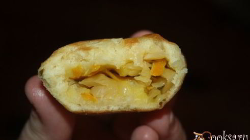жареные пирожки с квашеной капустой