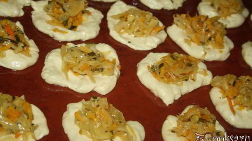 жареные пирожки с квашеной капустой