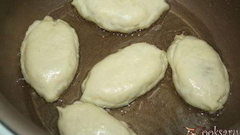 жареные пирожки с квашеной капустой