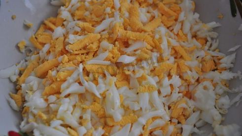 жареные пирожки с зеленым луком и яйцом на воде