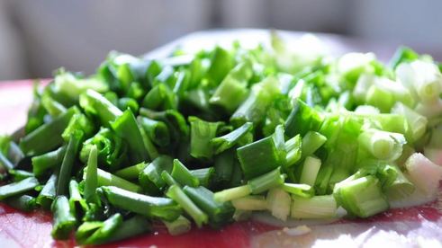 жареные пирожки с зеленым луком и яйцом на воде