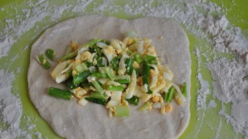 жареные пирожки с зеленым луком и яйцом на воде