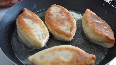 жареные пирожки с зеленым луком и яйцом на воде