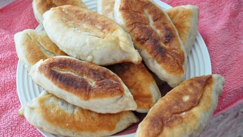 жареные пирожки с зеленым луком и яйцом на воде