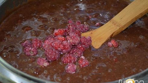 брауни на темном пиве с малиной