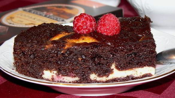 Рецепт Брауни с творожно-сливочным сыром и малиной
