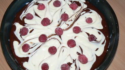 брауни с творожно-сливочным сыром и малиной