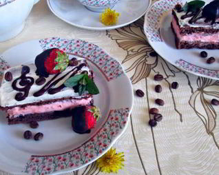 Кофейно-клубничное пирожное со сливочным кремом