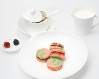 Пирожное макарон с малиной и анисом