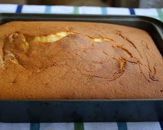 Пирожное с кокосовой стружкой