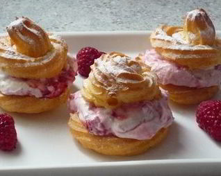 Пирожные из заварного теста с малиновой начинкой