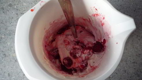 пирожные из заварного теста с малиновой начинкой