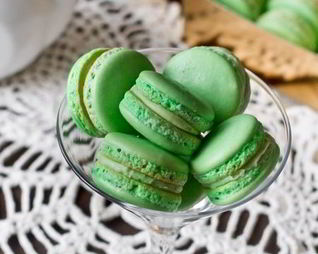 Пирожные макарон с мятным ганашем