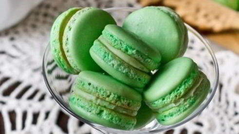 пирожные макарон с мятным ганашем