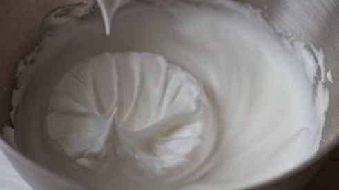 пирожные макарон с мятным ганашем