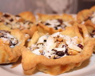 Пирожные с клюквой и орехами