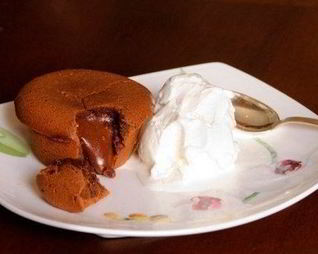 Португальские горячие пирожные с горьким шоколадом