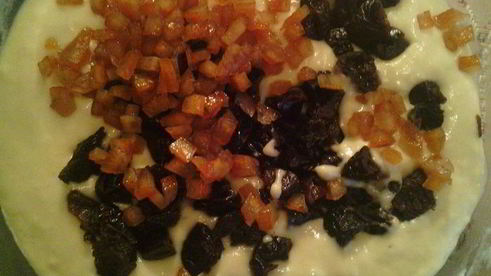 ромовые пирожные с черносливом и цукатами