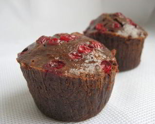 Шоколадно-сырное пирожное с брусникой