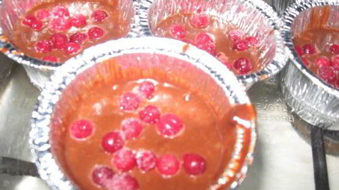 шоколадно-сырное пирожное с брусникой