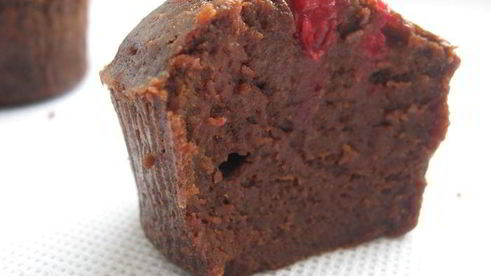 шоколадно-сырное пирожное с брусникой