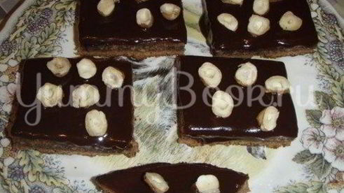 шоколадное пирожное с орехами