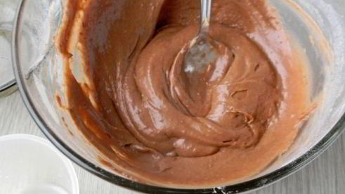 шоколадное пирожное с зефиром