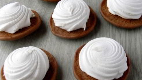 шоколадное пирожное с зефиром