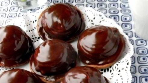 шоколадное пирожное с зефиром