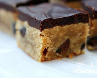 Шоколадные пирожные с арахисовым маслом и орехами пекан