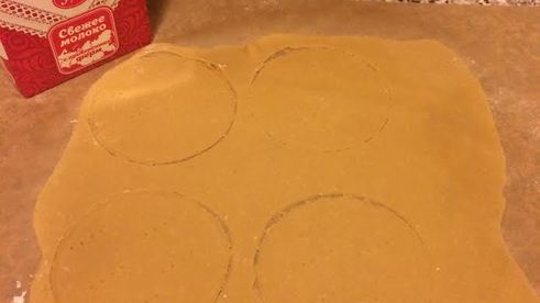 слоеное медовое пирожное