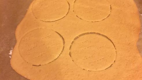 слоеное медовое пирожное