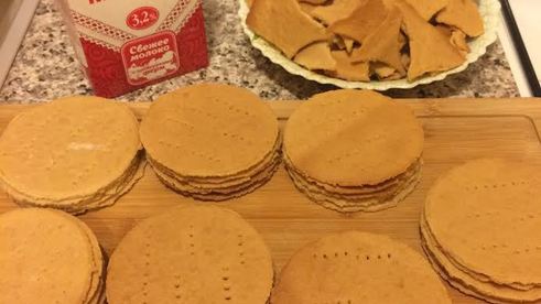 слоеное медовое пирожное