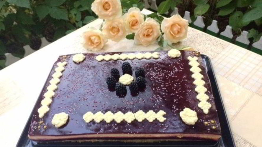 Рецепт торт-пирожное с клубникой и смородиной