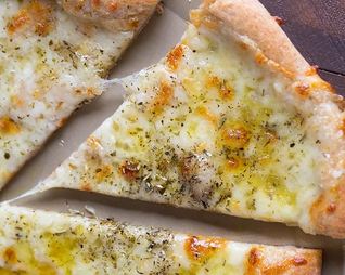 Белая пицца с итальянской смесью трав