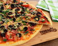 Пицца с колбасой