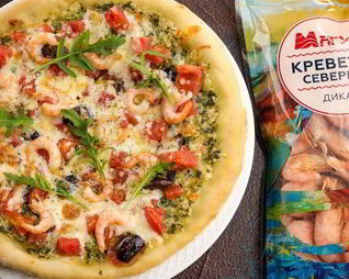 Домашняя пицца с моцареллой и креветками