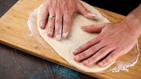 домашняя пицца с моцареллой и креветками