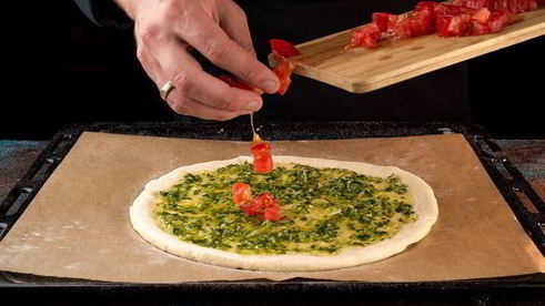 домашняя пицца с моцареллой и креветками