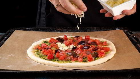 домашняя пицца с моцареллой и креветками