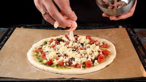 домашняя пицца с моцареллой и креветками