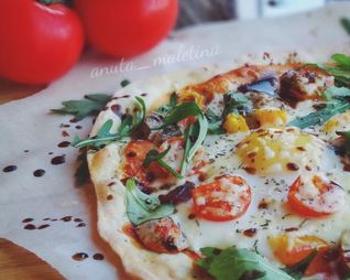 Итальянская пицца на быстром тесте с томатами, грибами и яйцом