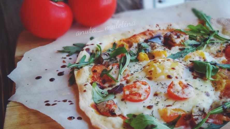 Рецепт итальянская пицца на быстром тесте с томатами, грибами и яйцом